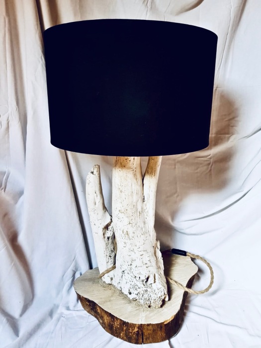 Grande lampe en bois flotté avec abat-jour noir – Les corses du